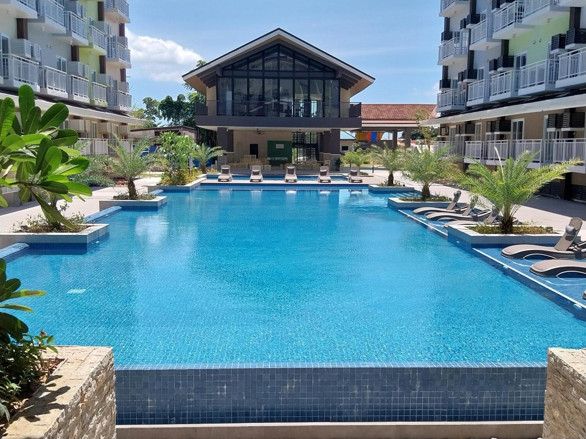 Stay And Fly At Amani Grand Resort Residences Lapu-Lapu City Exteriör bild