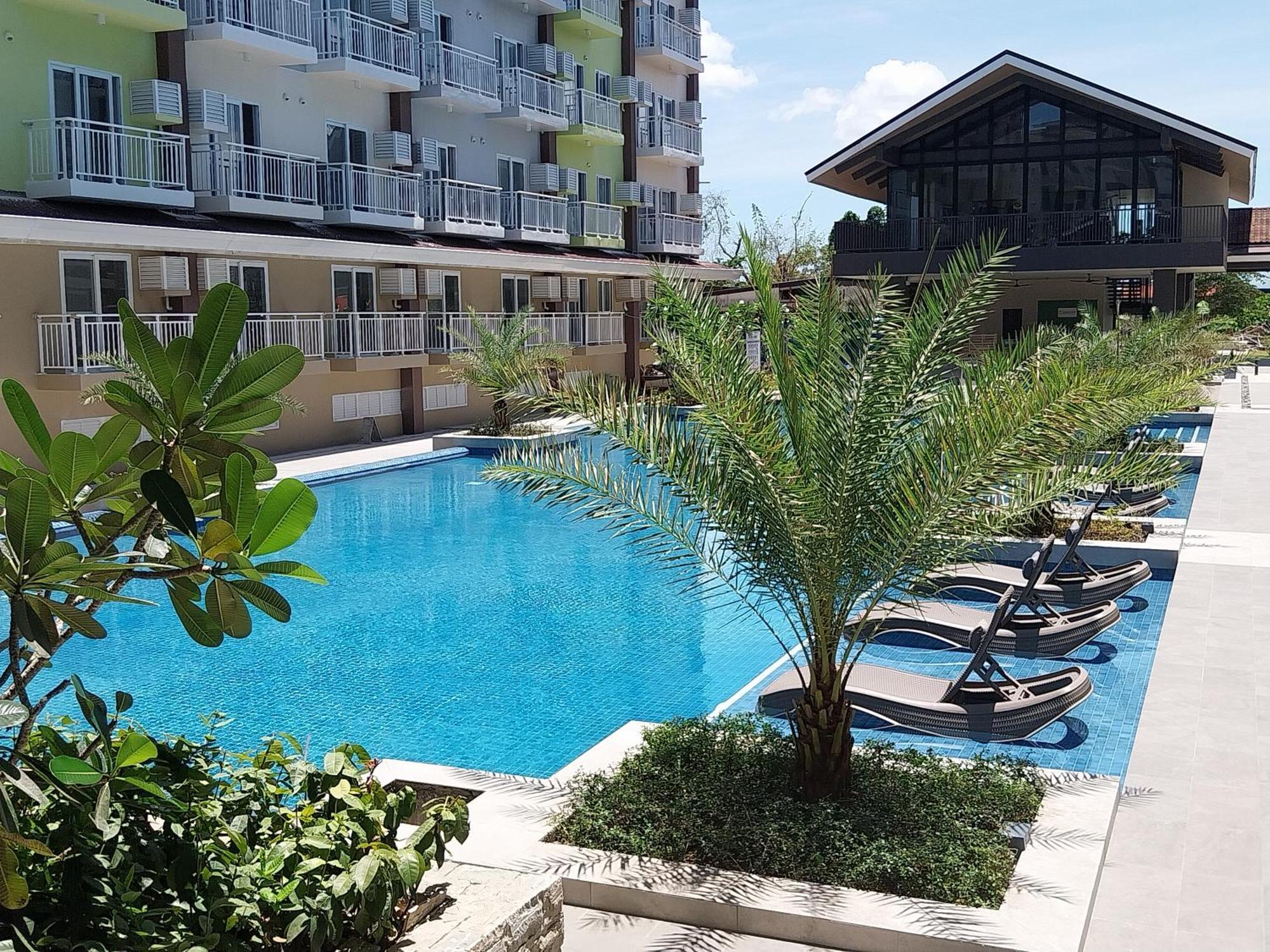 Stay And Fly At Amani Grand Resort Residences Lapu-Lapu City Exteriör bild