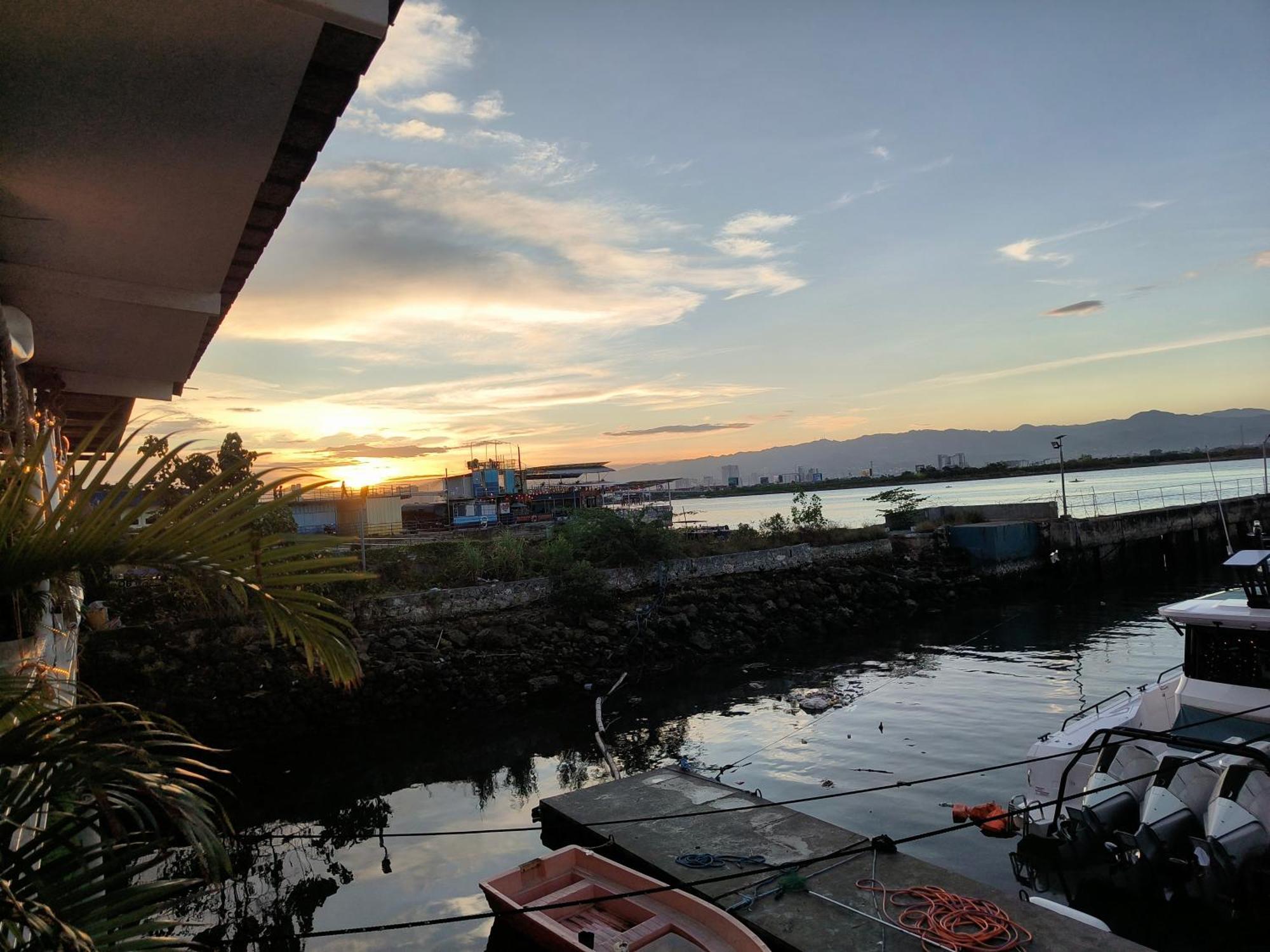 Stay And Fly At Amani Grand Resort Residences Lapu-Lapu City Exteriör bild