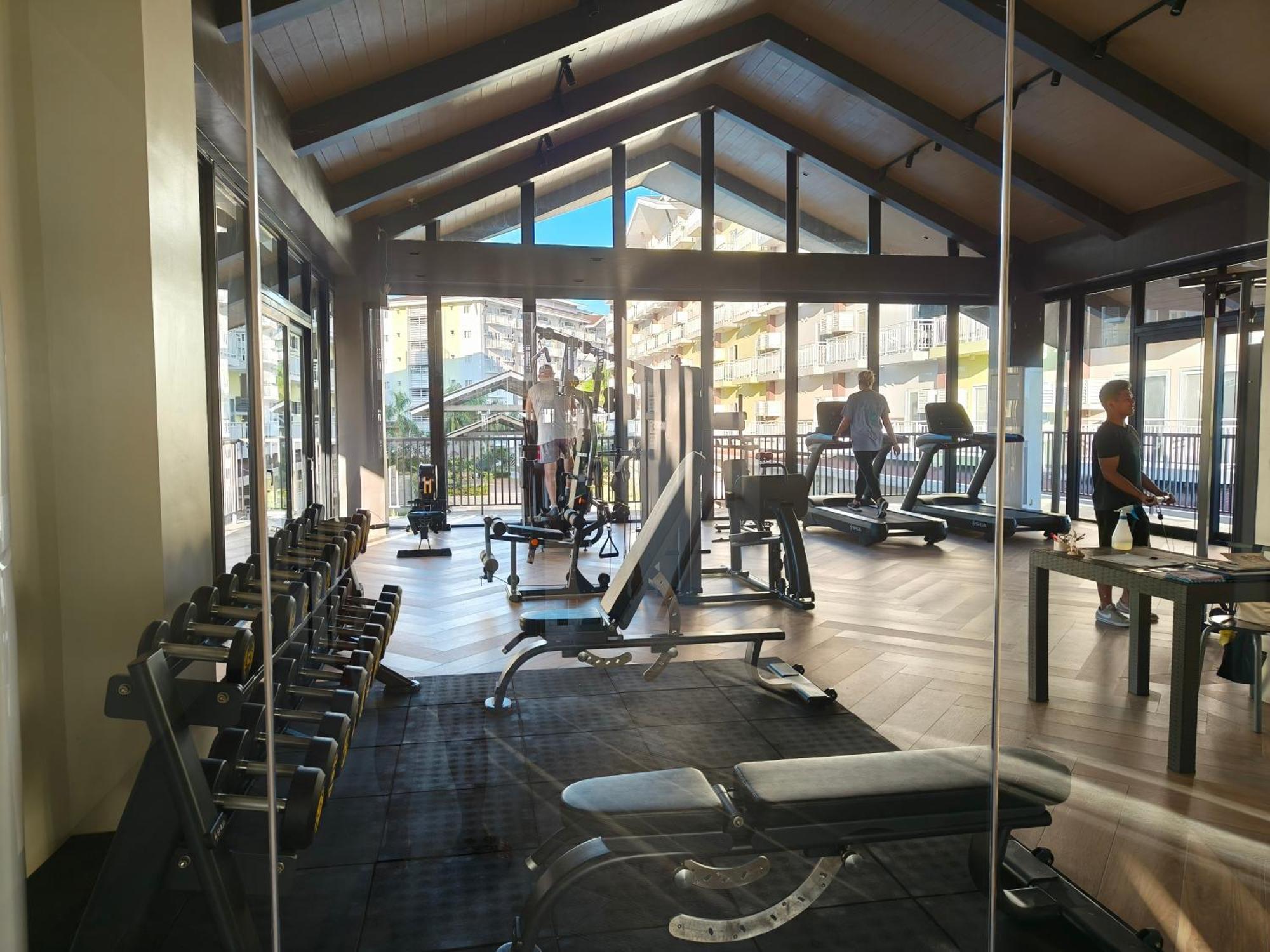 Stay And Fly At Amani Grand Resort Residences Lapu-Lapu City Exteriör bild